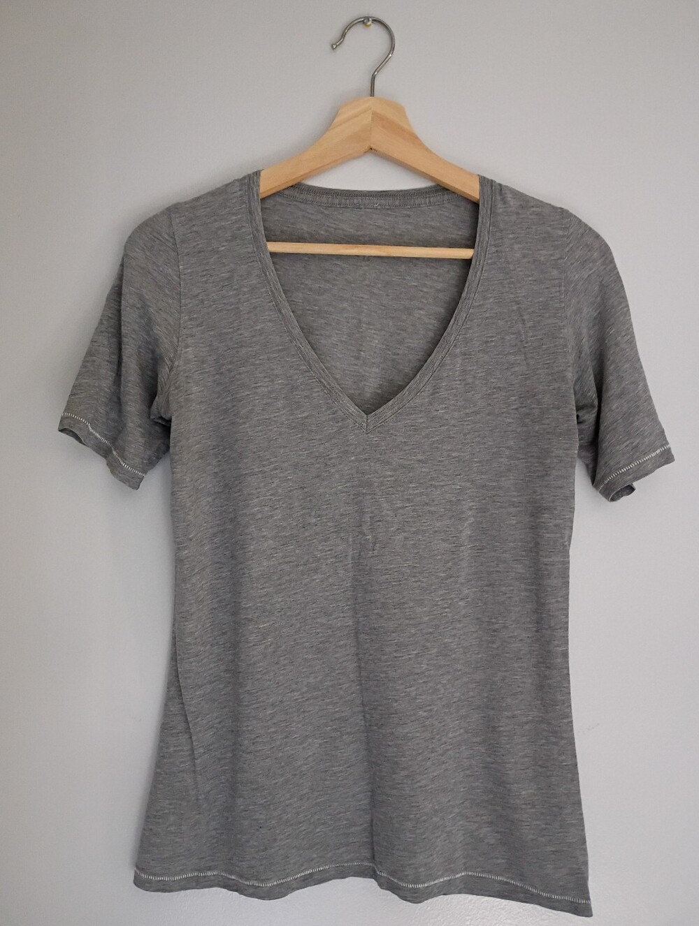 Lululemon - V Neck Tee Shirt - Heathered Medium Grey - Size 4 - EUC